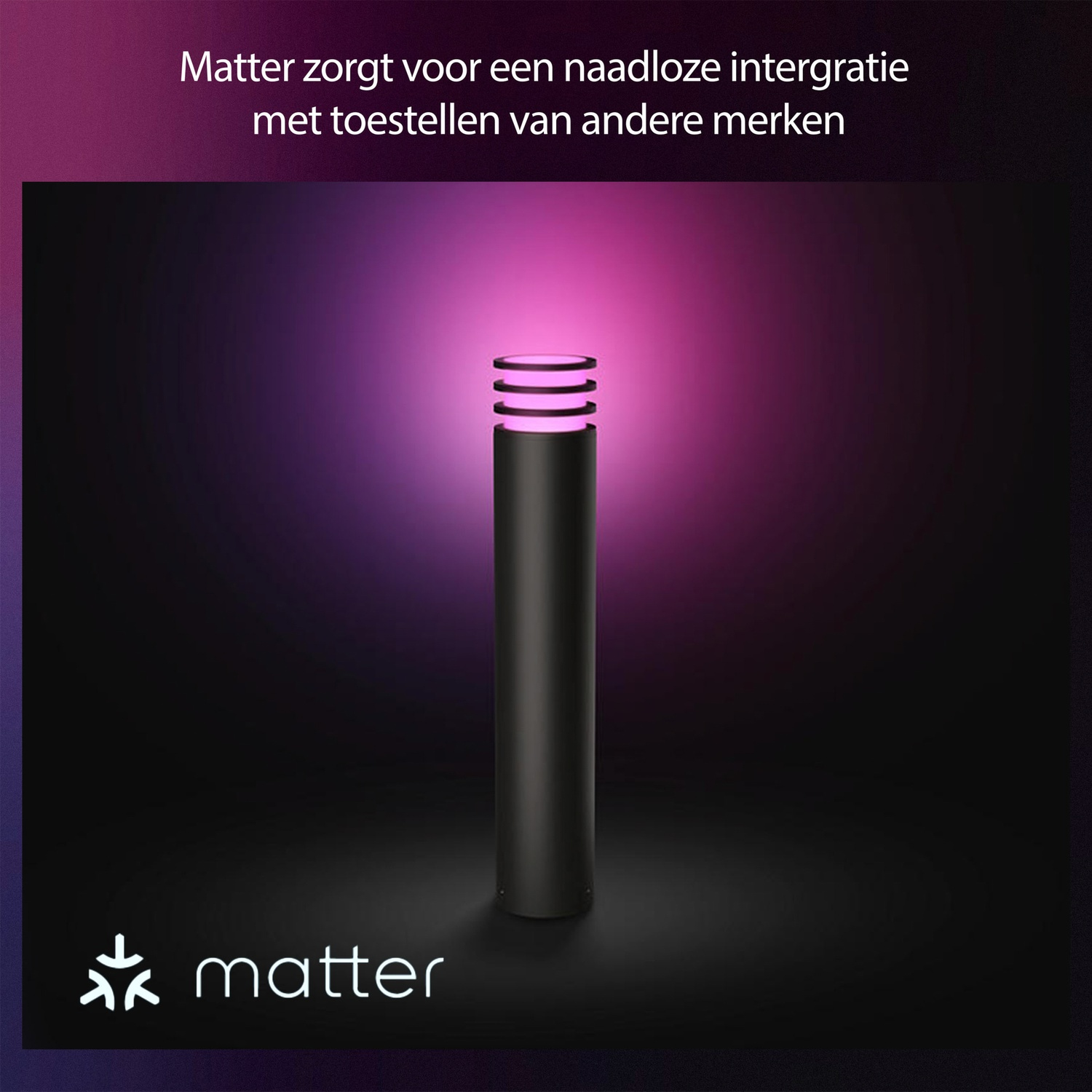 Un lampadaire cylindrique noir s'illumine en violet. Logo en bas à gauche.