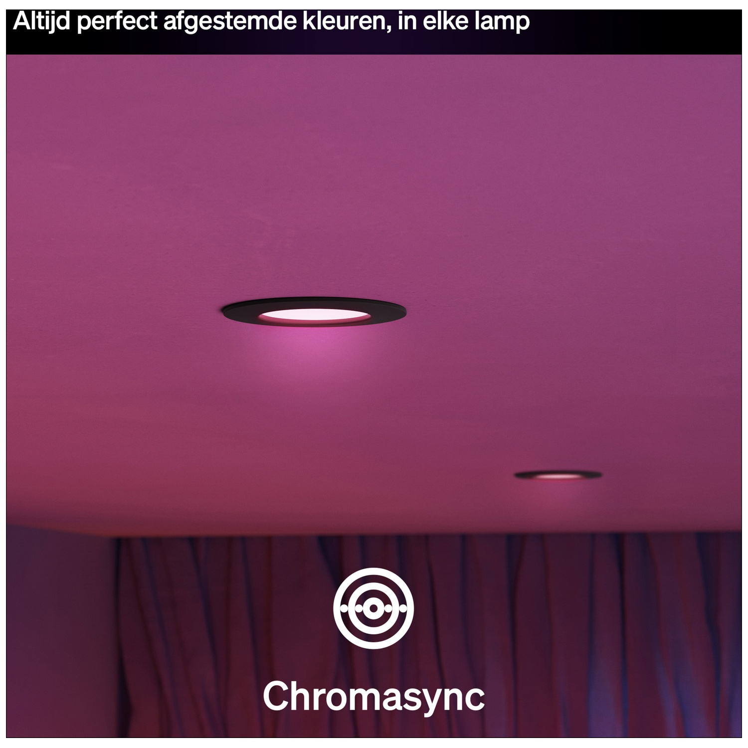 Deux spots encastrés éclairent un plafond rose. Des rideaux et un logo sont en dessous.