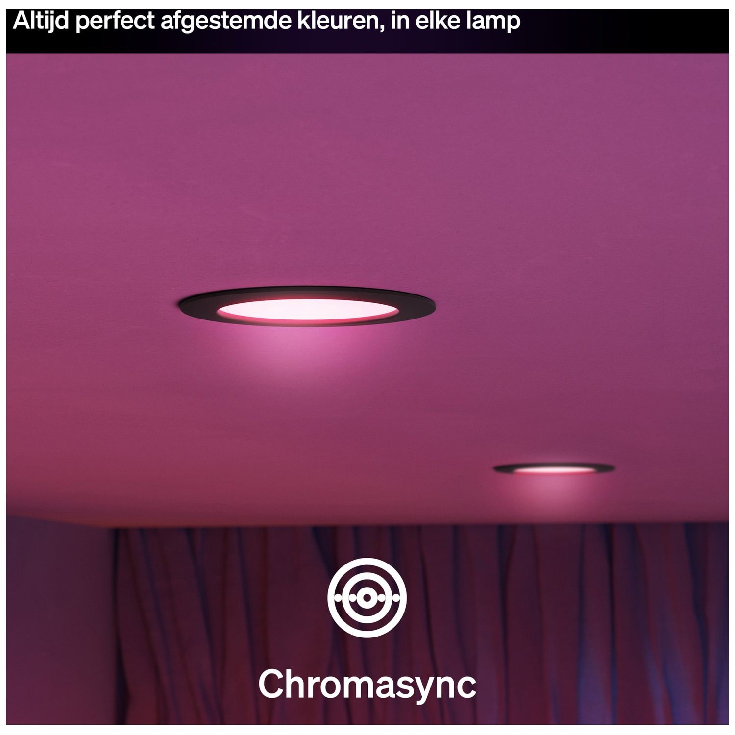 Un plafonnier brille en rose au-dessus de rideaux violets. Le texte "Chromasync" est visible.