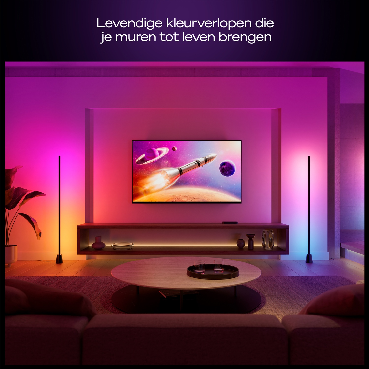 Un salon éclairé par des lampes de sol dégradées et un écran de télévision.