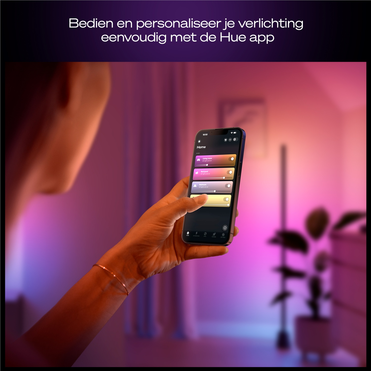 Une main utilise une application sur smartphone avec un éclairage coloré en arrière-plan.