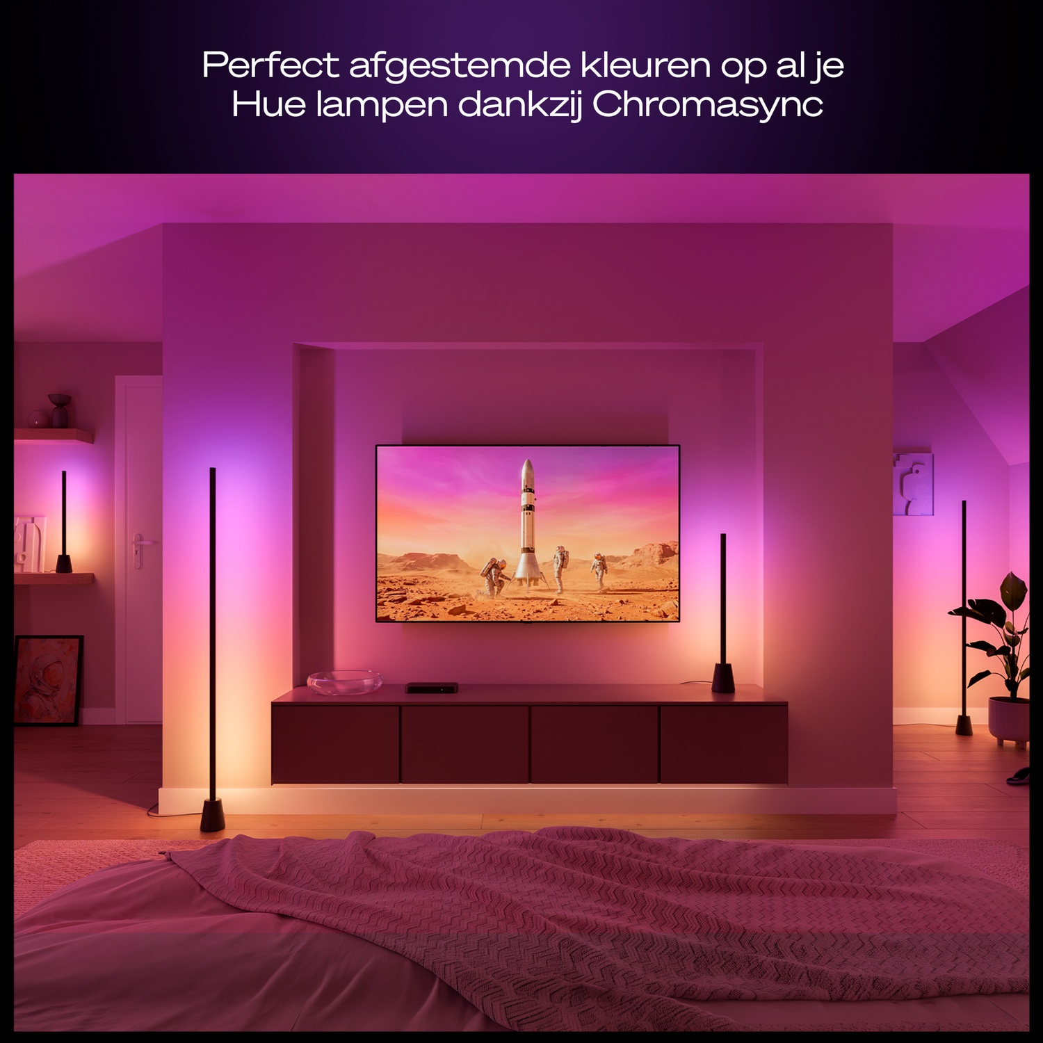 Un salon avec une télévision montrant une fusée et deux lampes colonnes.