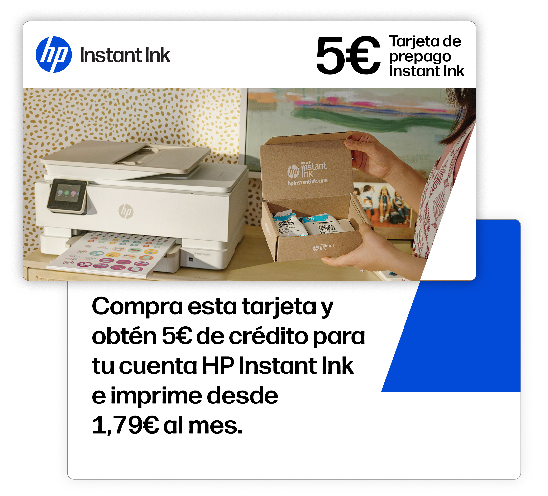 Impresora HP Instant Ink con cupón de 5€, cartuchos y pegatinas y el texto: "Compra esta tarjeta y obtén 5€ de crédito para tu cuenta HP Instant Ink e imprime desde 1,79€ al mes"
