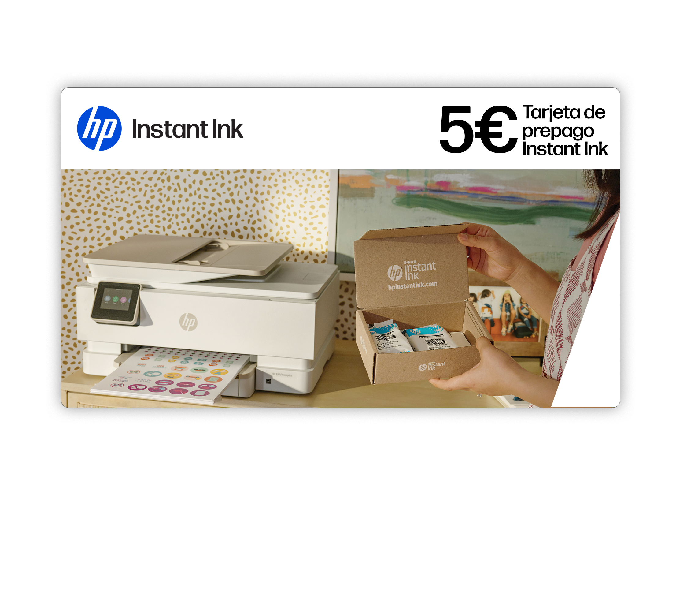 Imagen de una impresora HP con cartuchos de tinta y una tarjeta prepago Instant Ink de 5€.