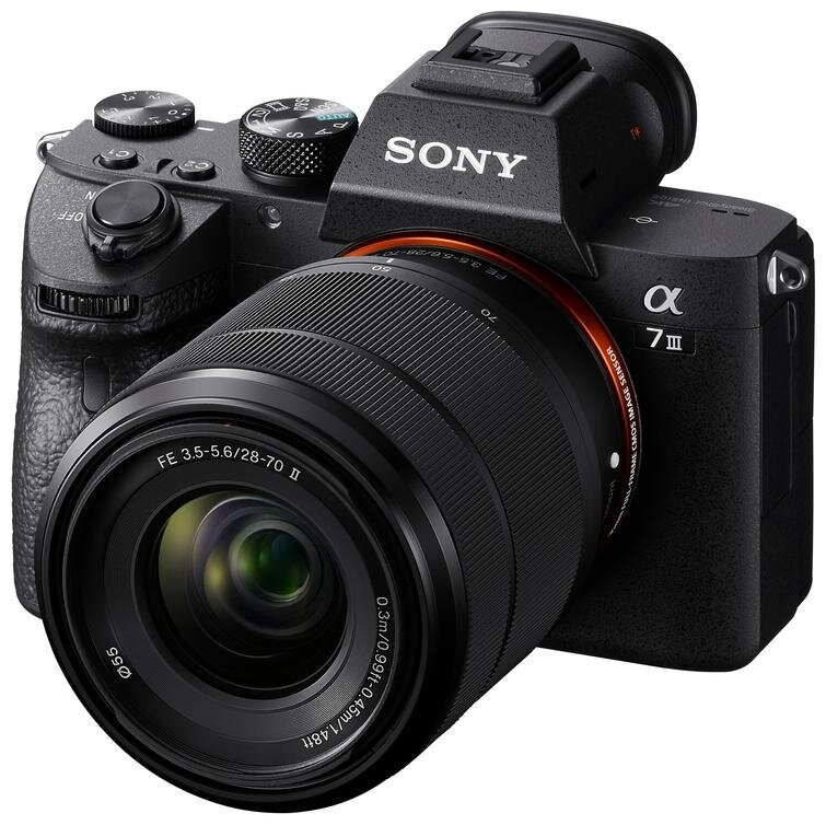 Czarny aparat Sony Alpha 7 III z podłączonym obiektywem zmiennoogniskowym. Obiektyw ma oznaczenie 3.5-5.6/28-70 II.