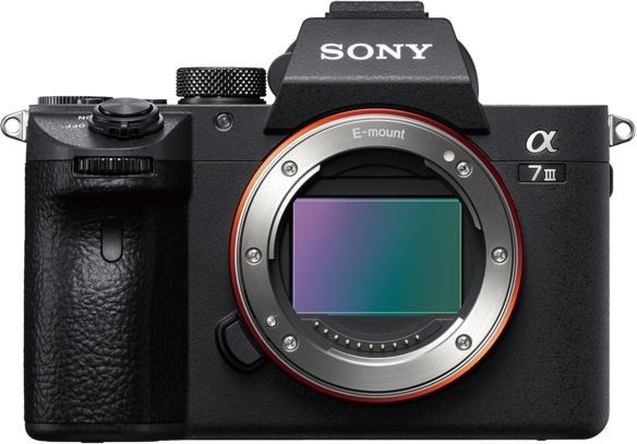 Zbliżenie czarnego aparatu Sony Alpha 7 III z widocznym sensorem.
