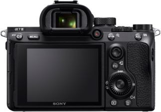 Tylna strona czarnego aparatu Sony Alpha 7 III z ekranem LCD i elementami sterującymi.
