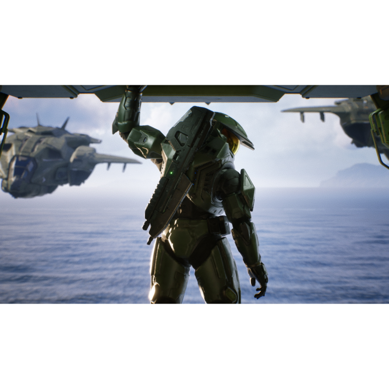 Master Chief está en una plataforma con un rifle en la espalda, junto a un avión sobre el mar.