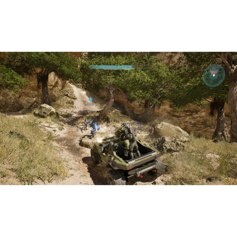 Soldados en un vehículo Warthog conducen por un camino de tierra hacia enemigos alienígenas en un bosque.