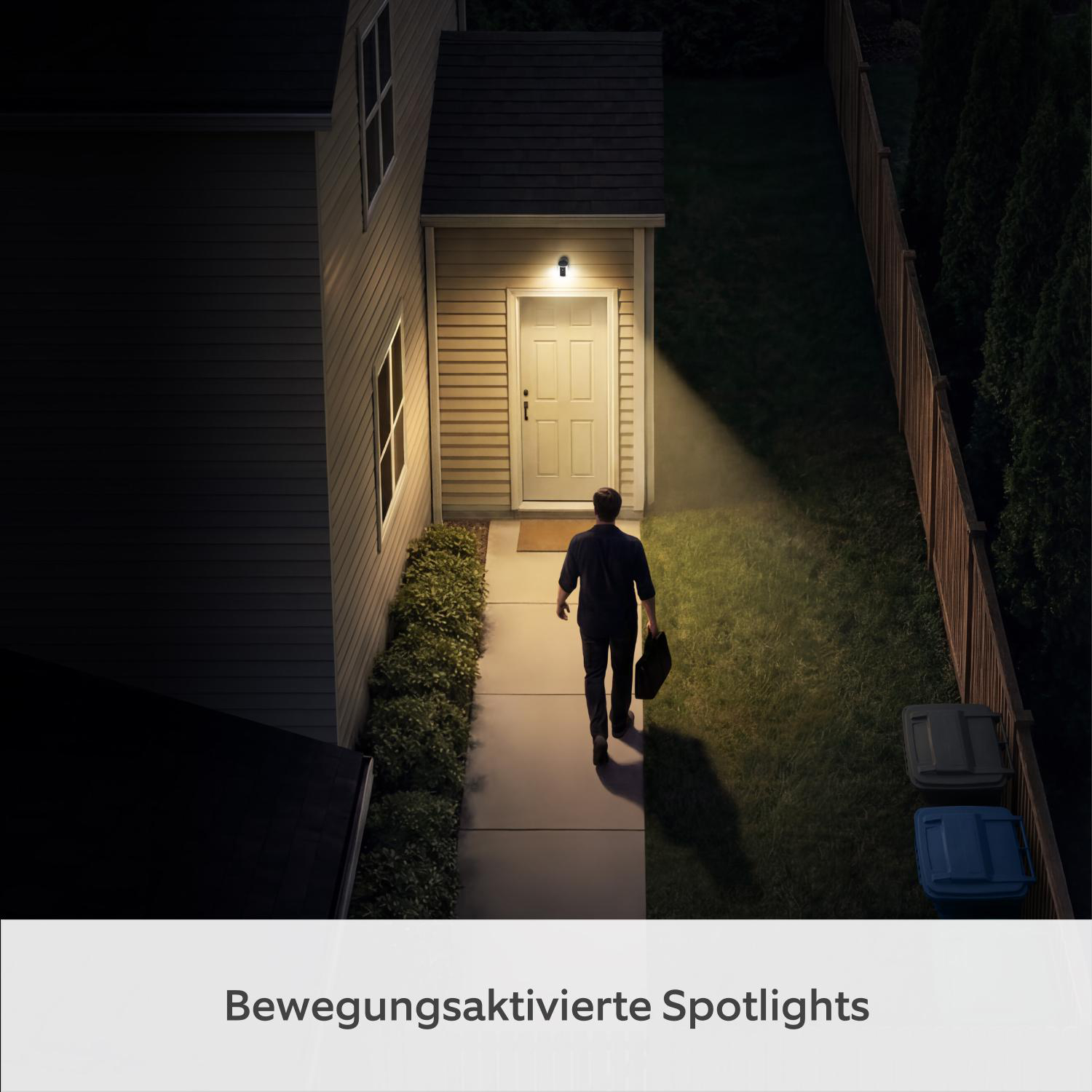 Mann geht nachts auf beleuchteten Weg zu einem Haus mit Mülltonnen.