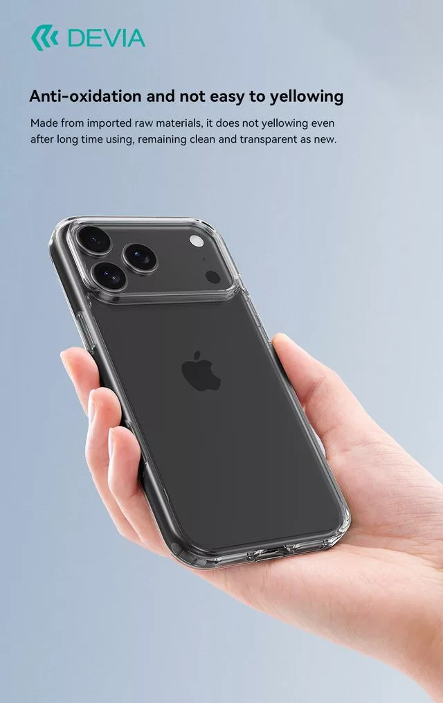 Egy kéz átlátszó telefontokot tart egy iPhone-hoz.
