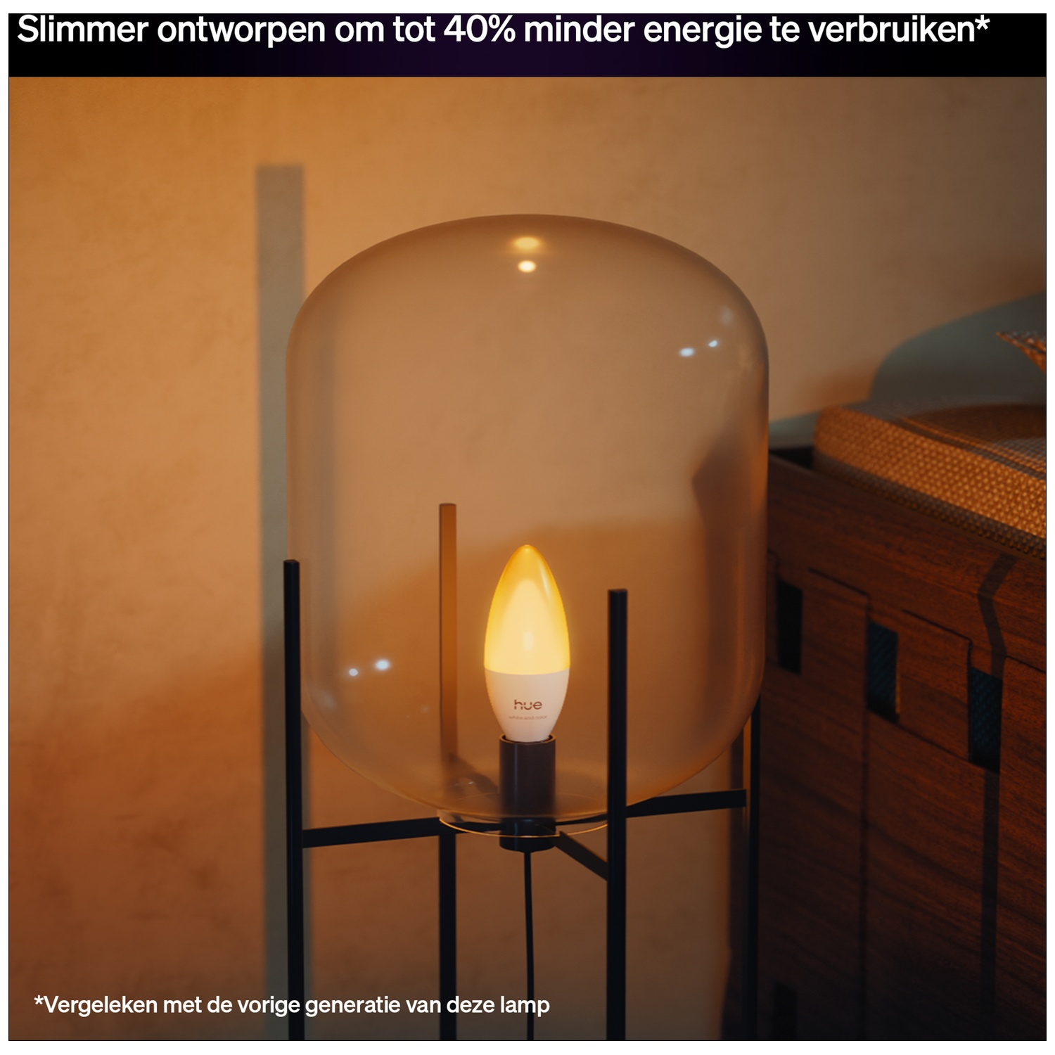 Une lampe avec un dôme en verre ambré et une ampoule bougie allumée.