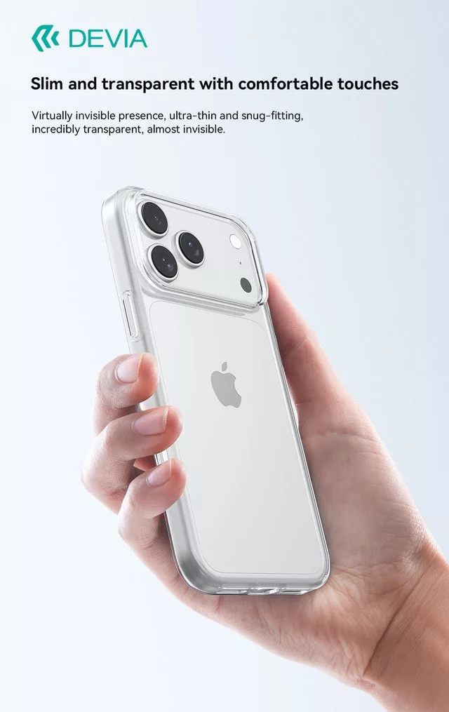 Egy kéz átlátszó telefontokot tart iPhone-nal.