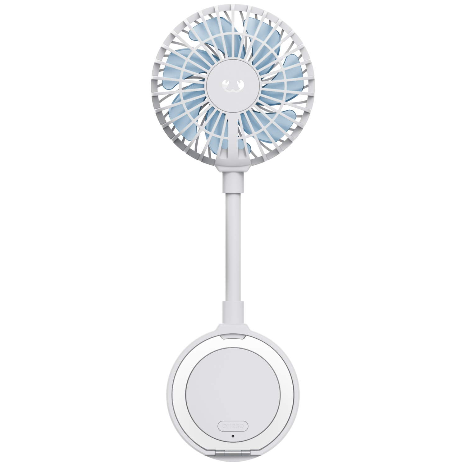 Een witte draagbare ventilator met blauwe bladen op een witte achtergrond.