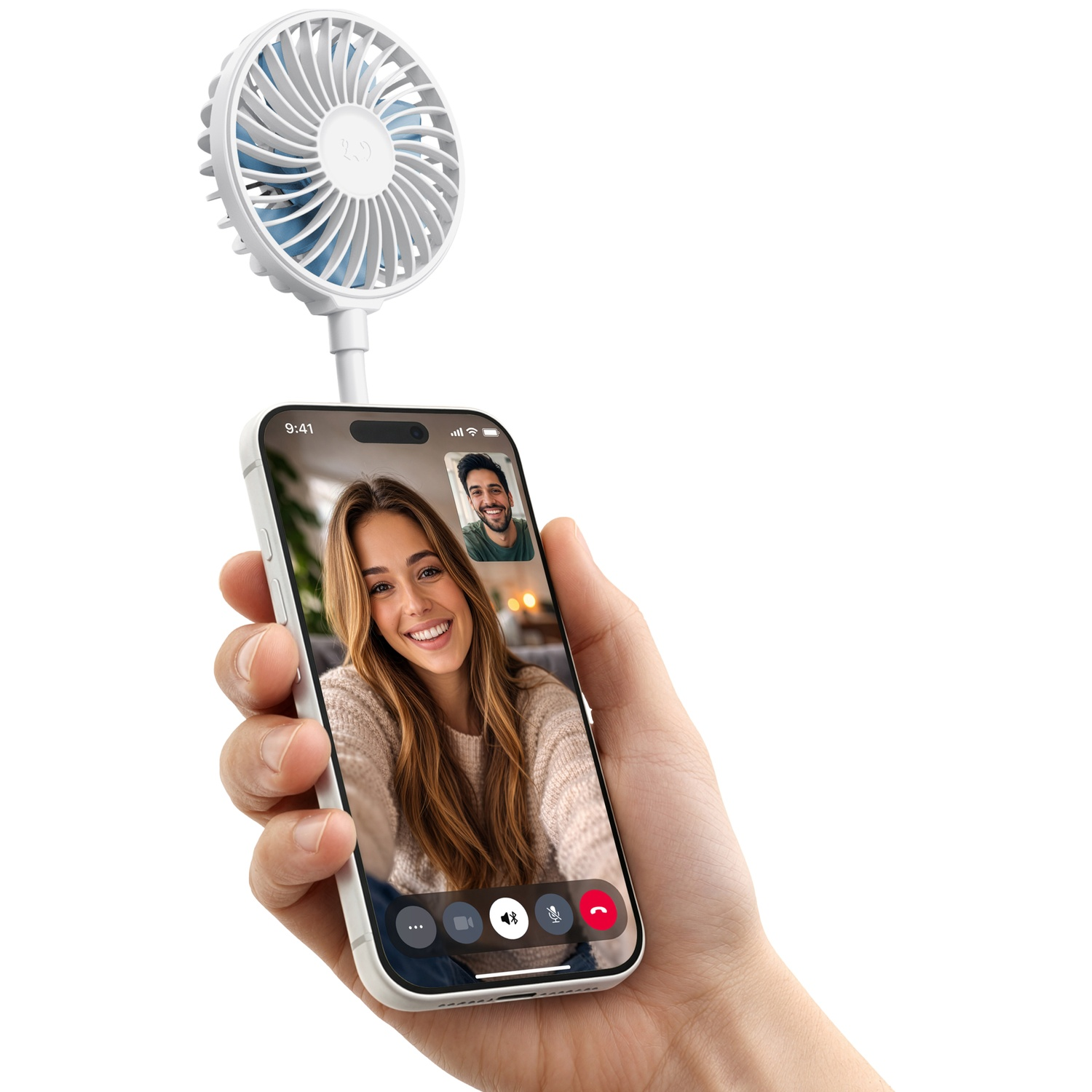 Hand houdt telefoon met videogesprek vast: vrouw links, man rechts. Kleine ventilator boven.
