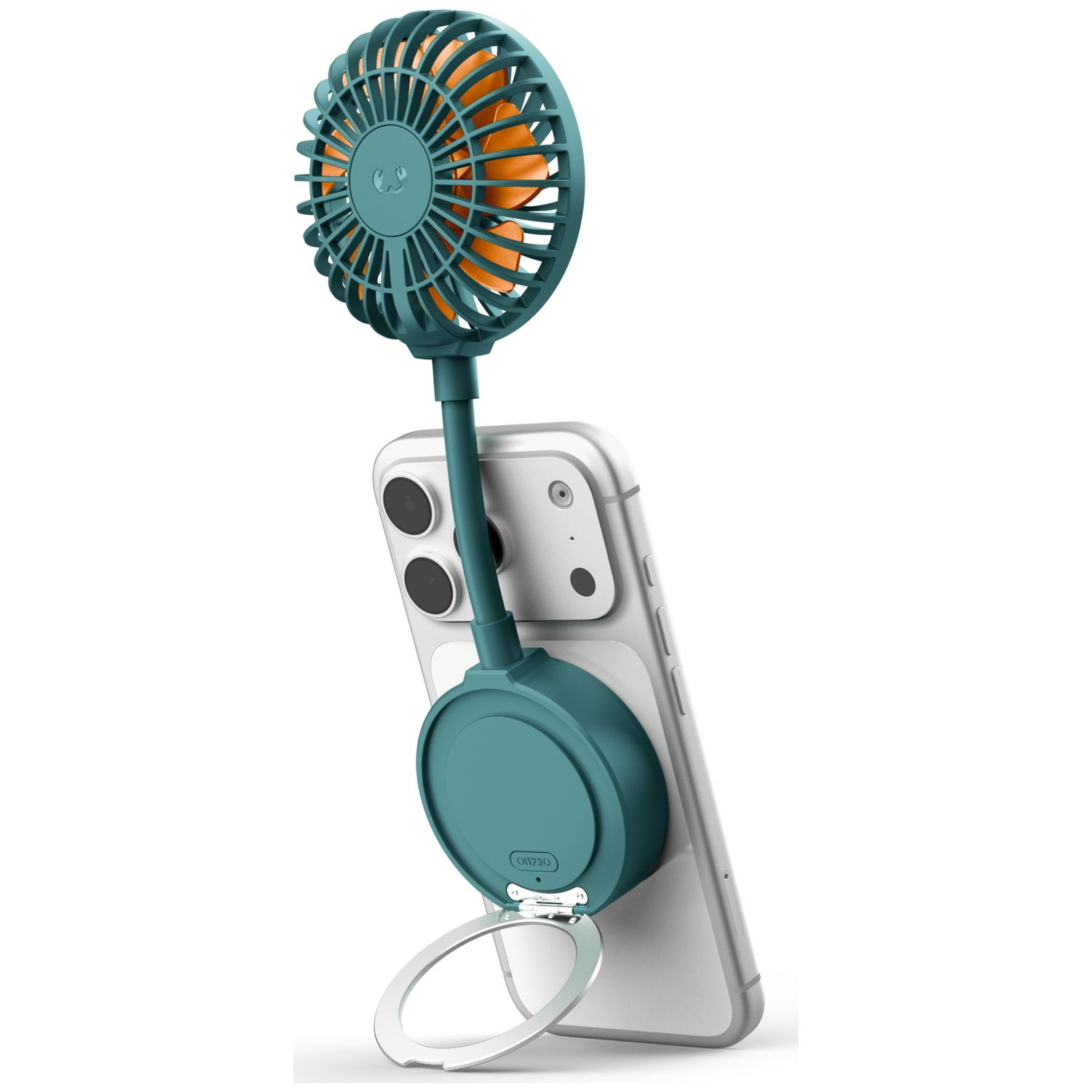 Een kleine, tealkleurige ventilator met oranje bladen is aan een smartphone bevestigd.