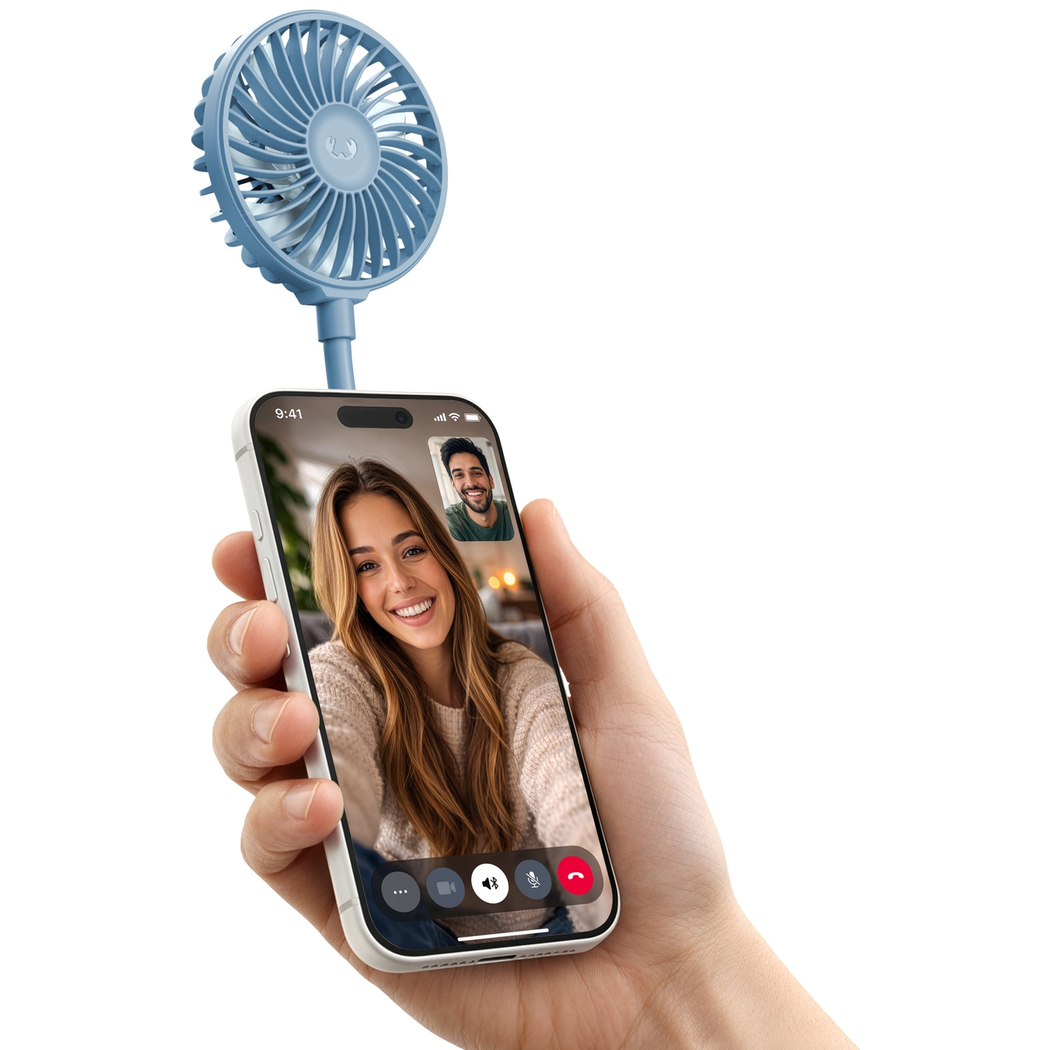 Een hand houdt een smartphone met ventilator vast. Een videogesprek is zichtbaar op het scherm.
