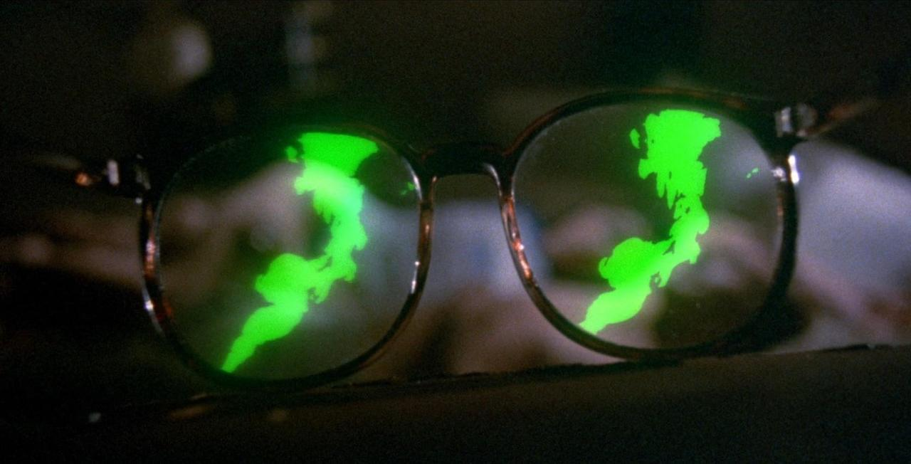 Eine Nahaufnahme einer Brille mit leuchtend grünen Karten darauf.