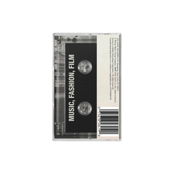 Eine Kassette mit dem Titel „MUSIC, FASHION, FILM“ und einem Barcode.