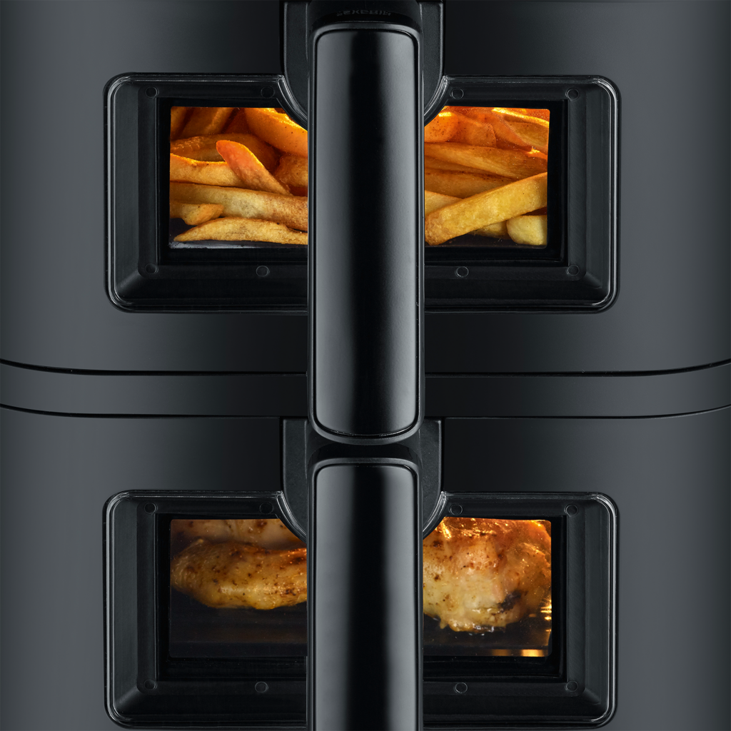 Schwarze Heißluftfritteuse mit doppeltem Garraum, oben Pommes, unten Hähnchen.