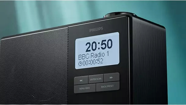Czarno-białe radio Philips z cyfrowym wyświetlaczem, pokazuje 20:50 i BBC Radio 1.