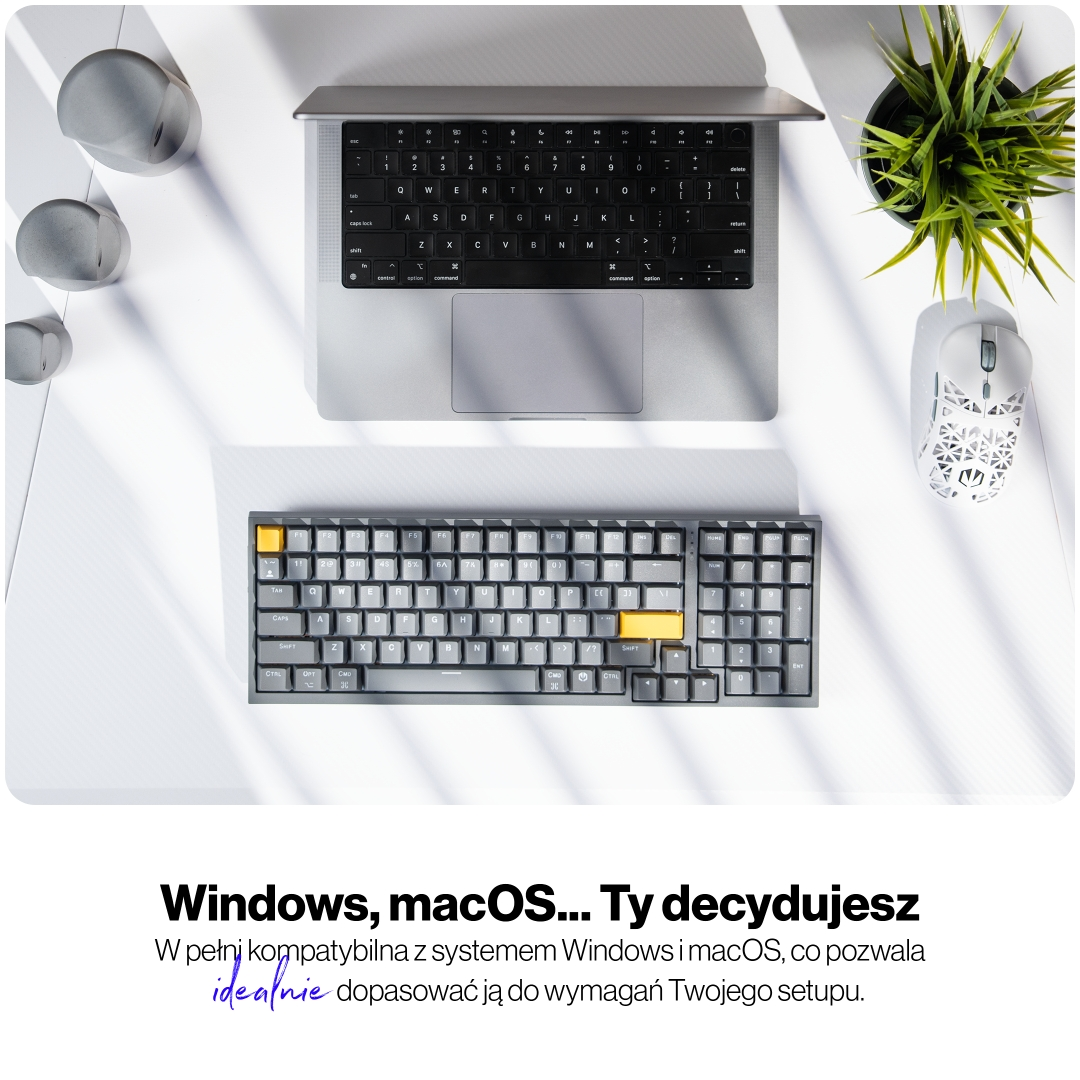 Laptop, klawiatura i mysz na białym biurku z cieniami.