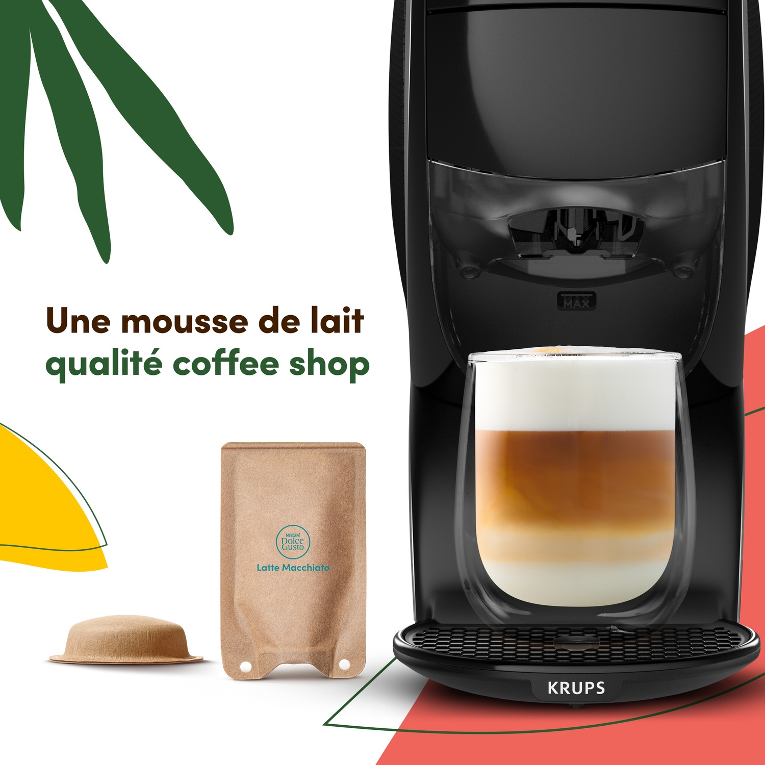 Une machine à café noire avec un latte macchiato dans un verre, à côté de capsules.