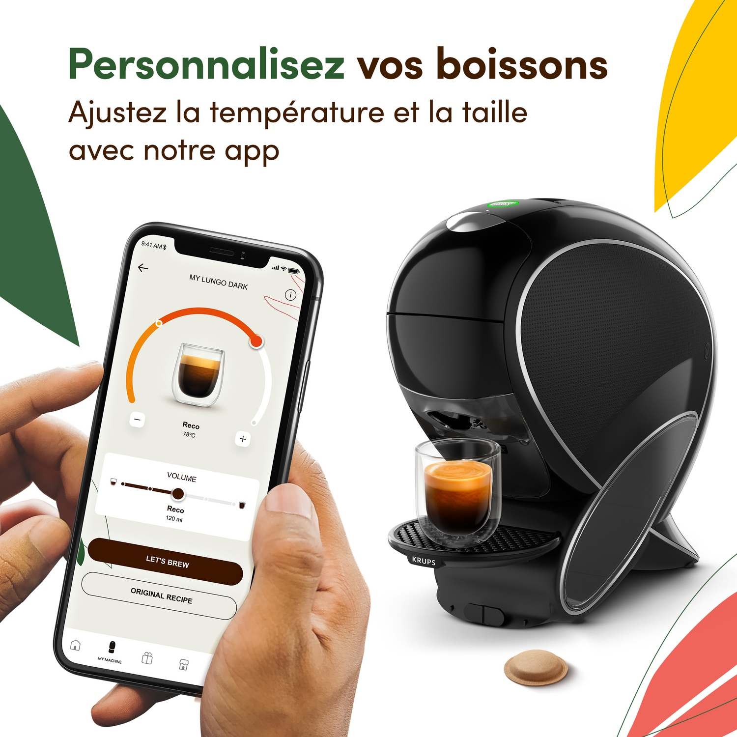 Une main tient un smartphone affichant une application de machine à café. Une machine à café noire à côté.