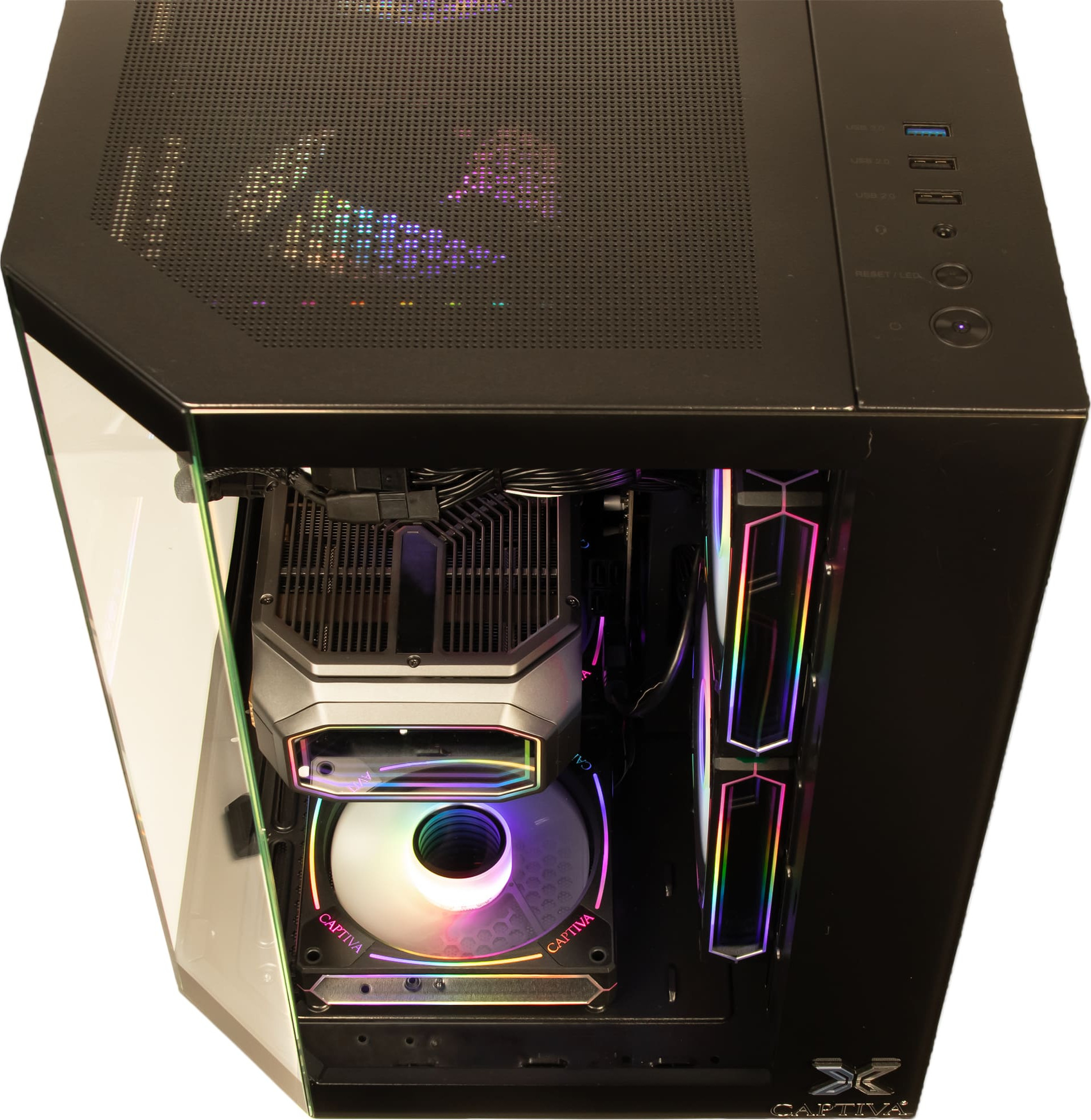 Ein schwarzes PC-Gehäuse mit RGB-Beleuchtung und Glasfenster.