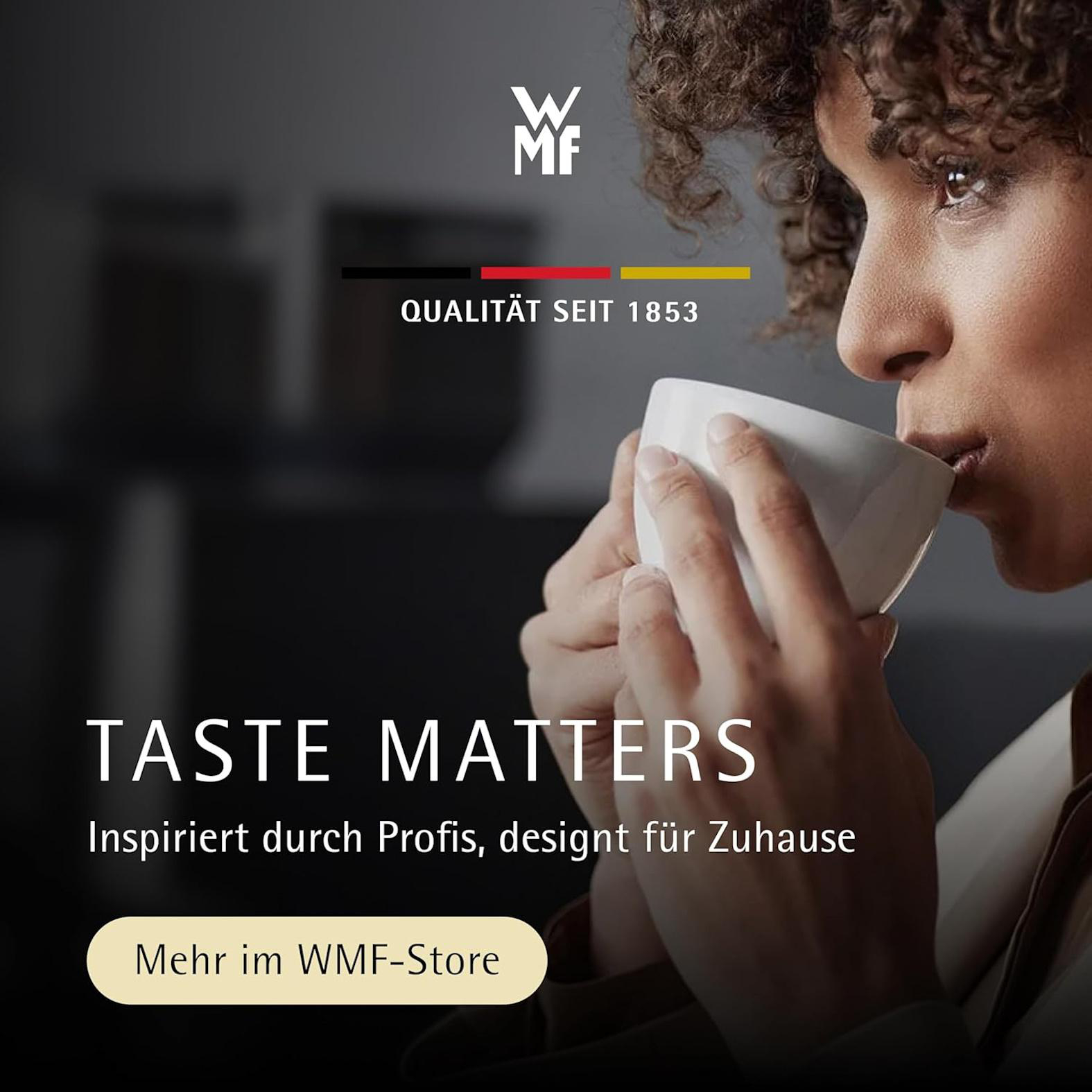 Eine Person trinkt aus einer weißen Tasse, WMF-Logo und Text.