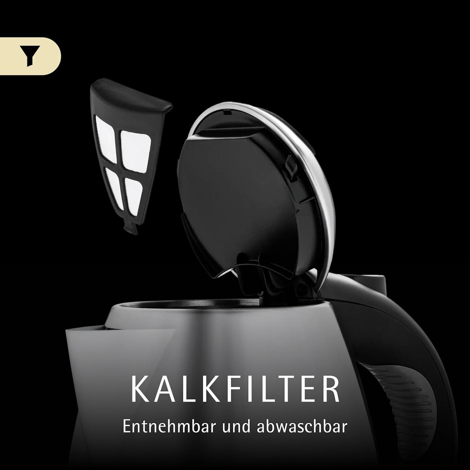 Ein Kalkfilter wird aus einem Wasserkocher entnommen. Schwarzer Hintergrund.