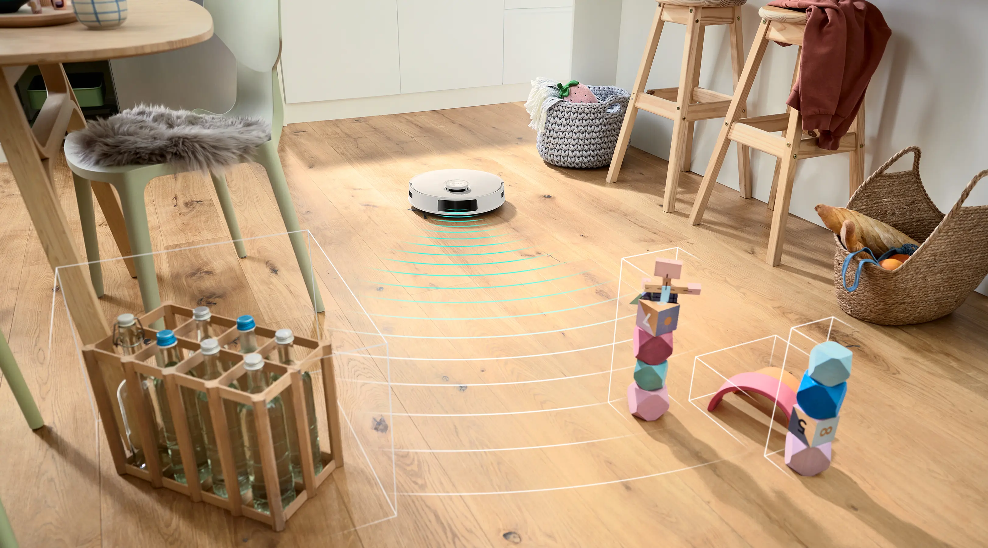 Egy fehér robotporszívó tisztít egy fapadlót, játékok és kosarak veszik körül.
