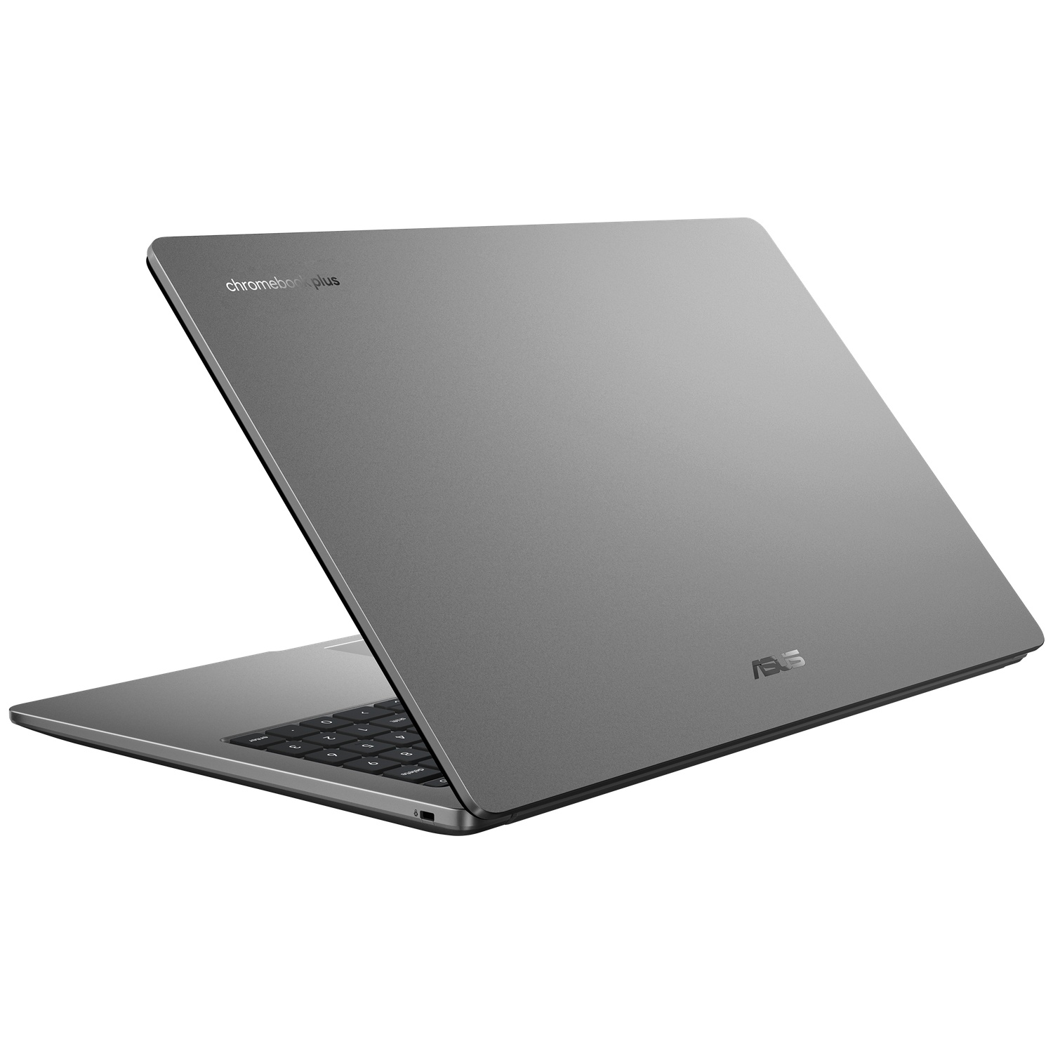 Un Asus Chromebook Plus gris est ouvert sur fond blanc.