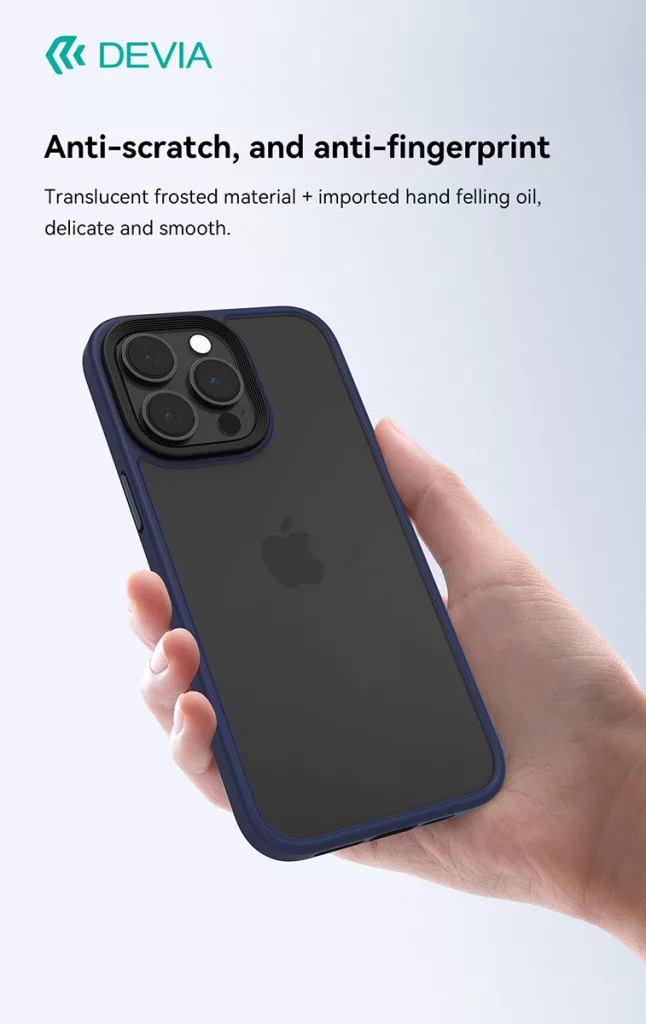 Egy kéz sötétkék iPhone tokot tart, matt hátlappal.