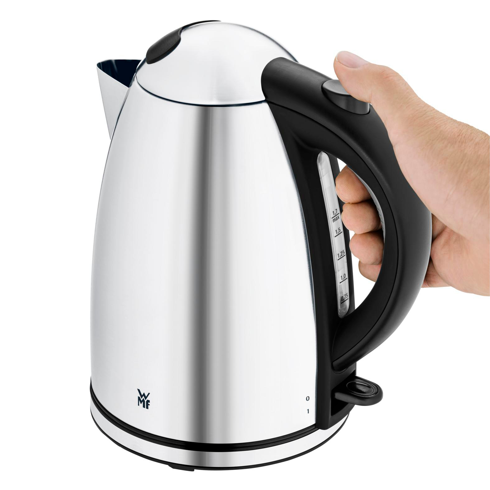 Eine Hand hält den Griff eines silbernen Wasserkochers mit schwarzen Akzenten und Wasserskala.