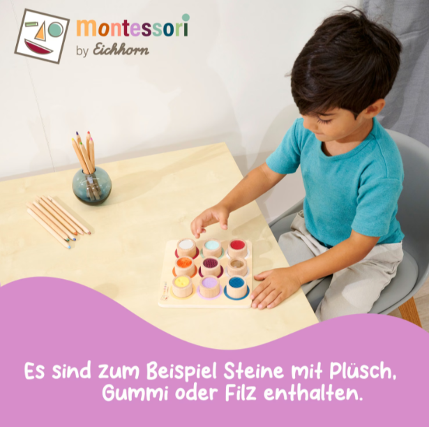 Ein Junge spielt mit Montessori-Steinen in verschiedenen Farben auf einem Holztisch.