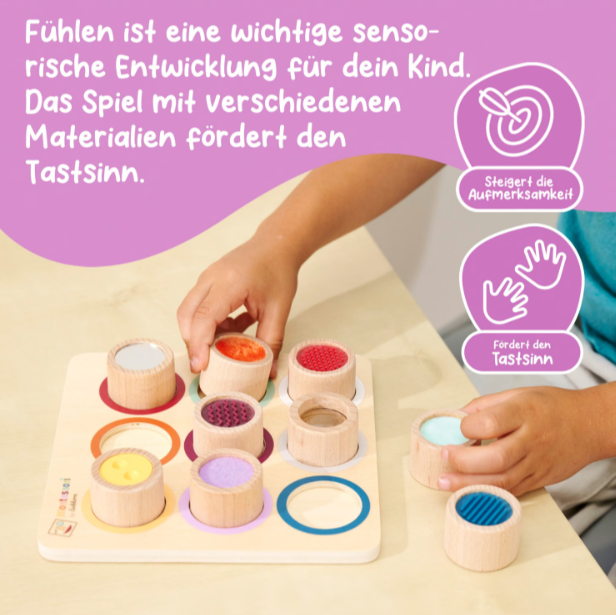 Kinderhand spielt mit Sensorik-Spielzeug, das Tastsinn fördert.