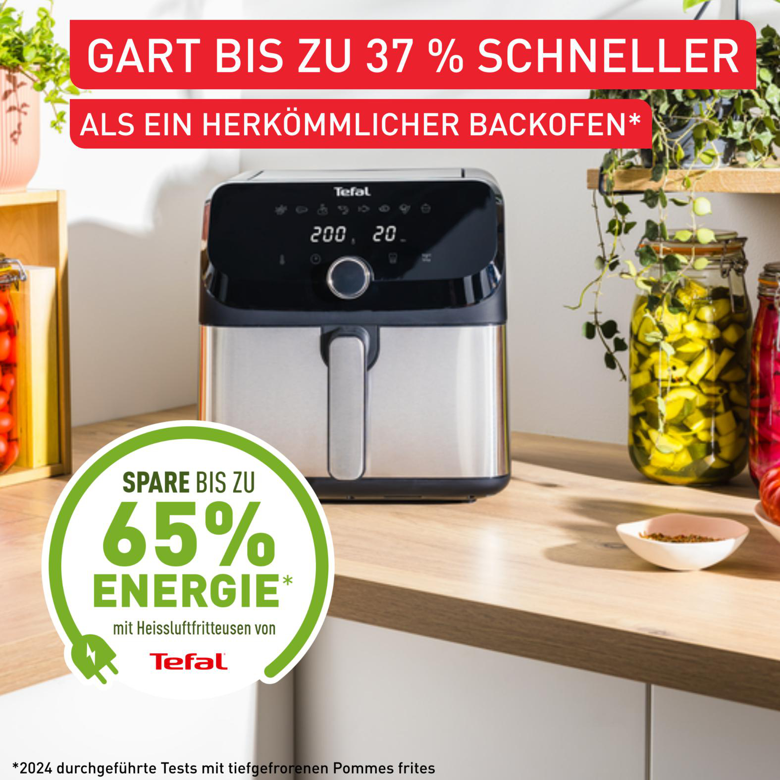 Tefal Heißluftfritteuse auf Arbeitsplatte mit Gläsern und Text.