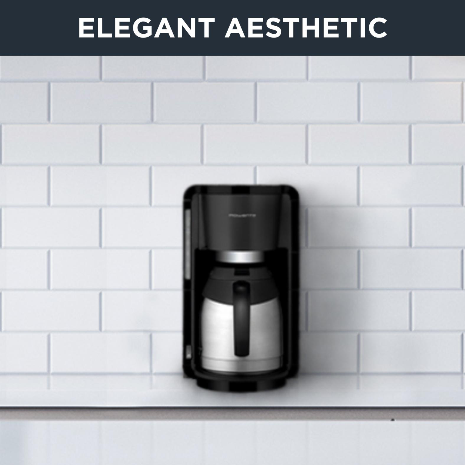 Eine schwarze Kaffeemaschine mit Thermoskanne auf einem weißen Regal.