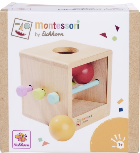 Holzwürfel mit Loch oben, rote Kugel drin, bunte Stifte an Seite.