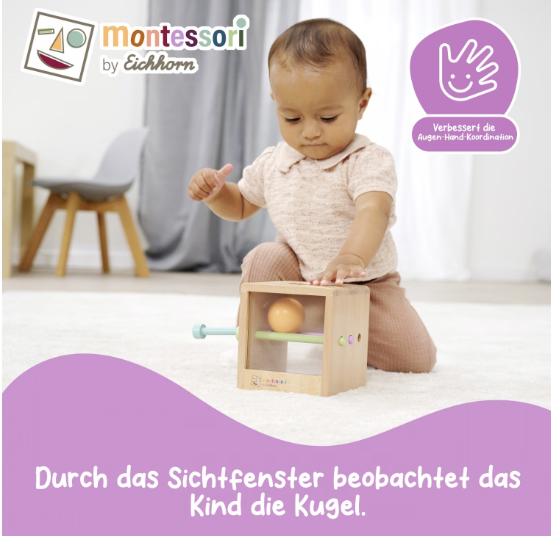 Ein Baby beobachtet eine Kugel in einem Holzspielzeug. Montessori-Logo.