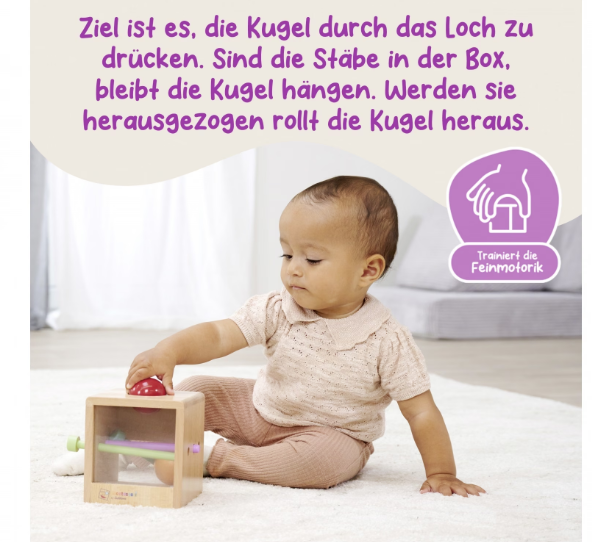 Ein Baby spielt mit einem Holzspielzeug mit einer Kugel und Stäben.