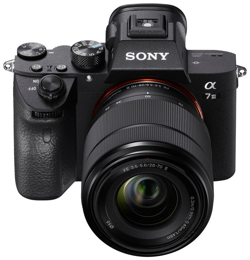 Czarny aparat Sony Alpha 7 III z obiektywem, białe napisy na czarnym tle.