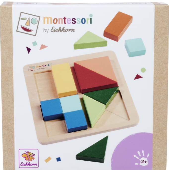 Holzspielzeug mit bunten geometrischen Blöcken auf einem Holzbrett.