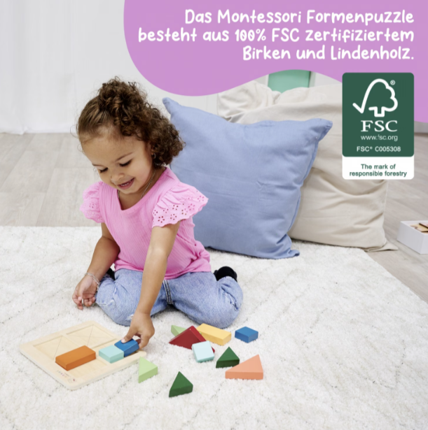 Ein kleines Mädchen spielt mit bunten Holzbausteinen auf einem Teppich.