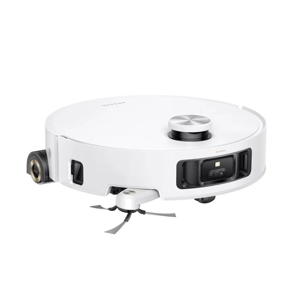 Un robot aspirador blanco con detalles plateados y cepillos giratorios.