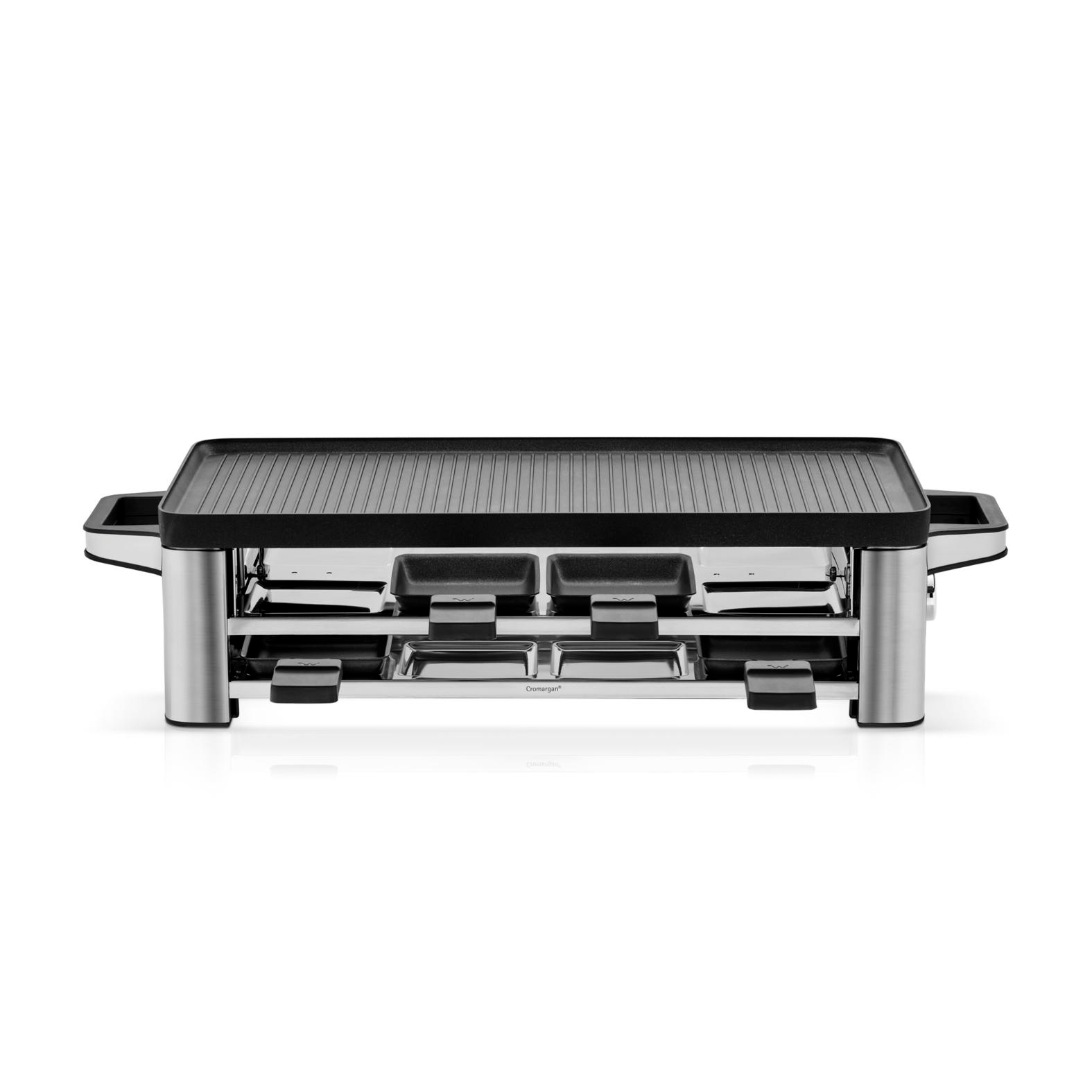 Ein silberner Raclette-Grill mit schwarzer Grillplatte und vier Pfannen.