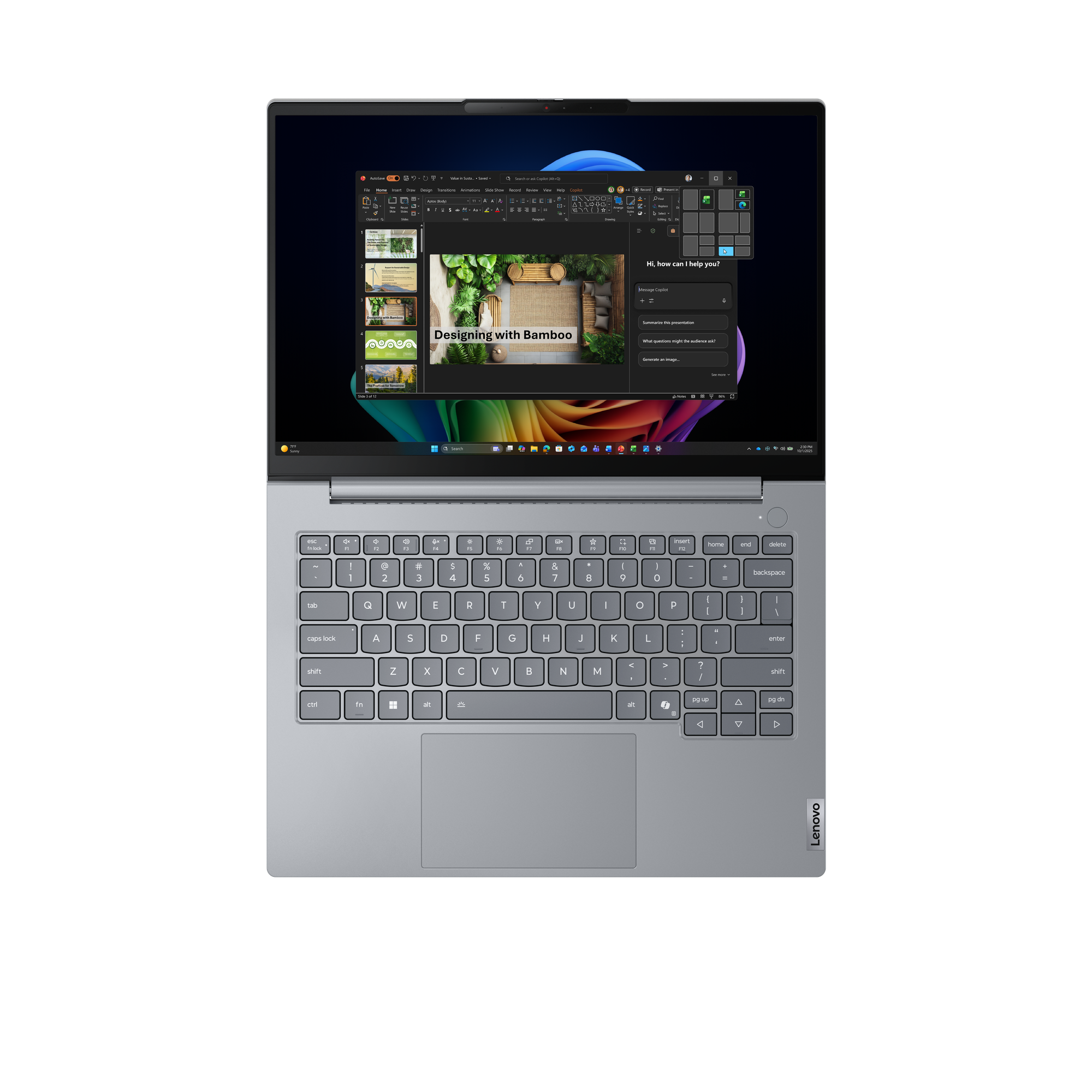 Ein offenes silbernes Lenovo-Laptop mit einem Präsentationsbildschirm, der „Designing with Bamboo“ zeigt.