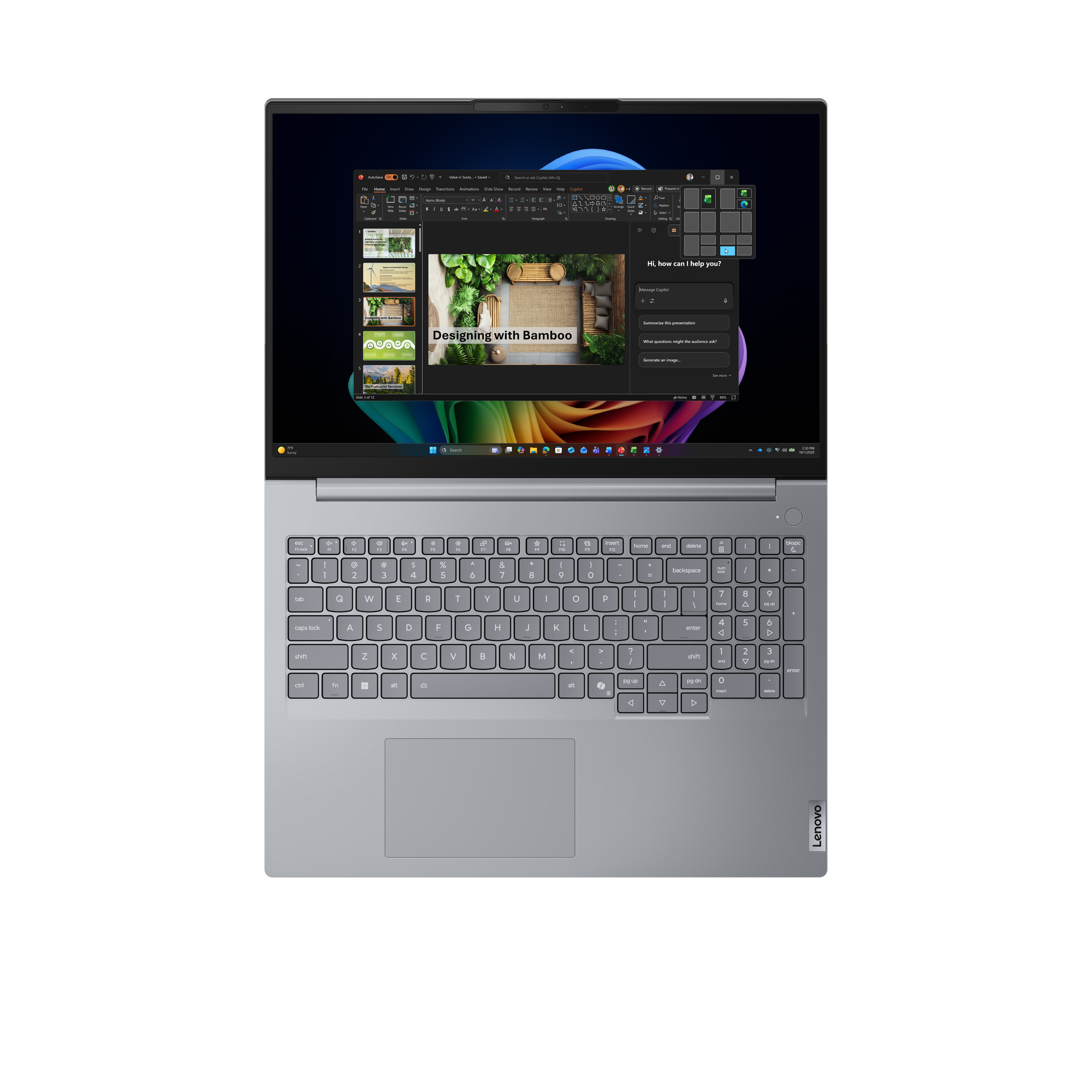 Ein Laptop mit einem geöffneten Präsentationsprogramm. Der Bildschirm zeigt eine Folie mit dem Titel "Designing with Bamboo".