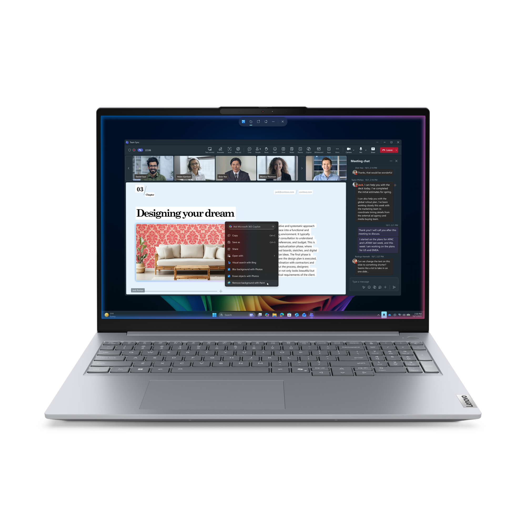 Ein Laptop zeigt eine Online-Besprechung mit Videobildern und Chat.